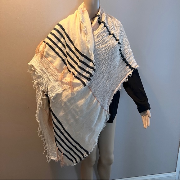 Oversized multi texture soft feel scarve/ wrap with fringe detail - Picture 4 of 8